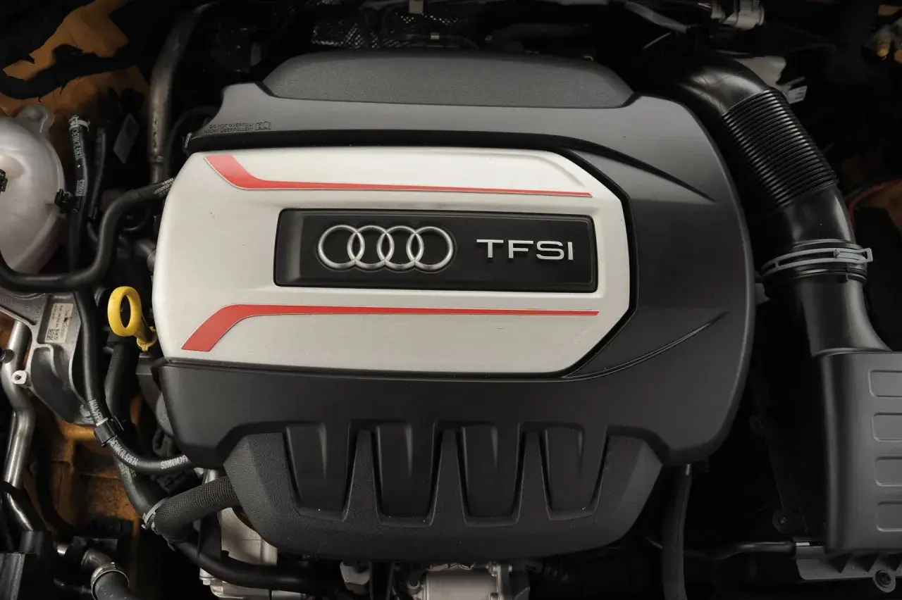 Silnik 2.0 TFSI Audi z czerwonymi akcentami na osłonie.