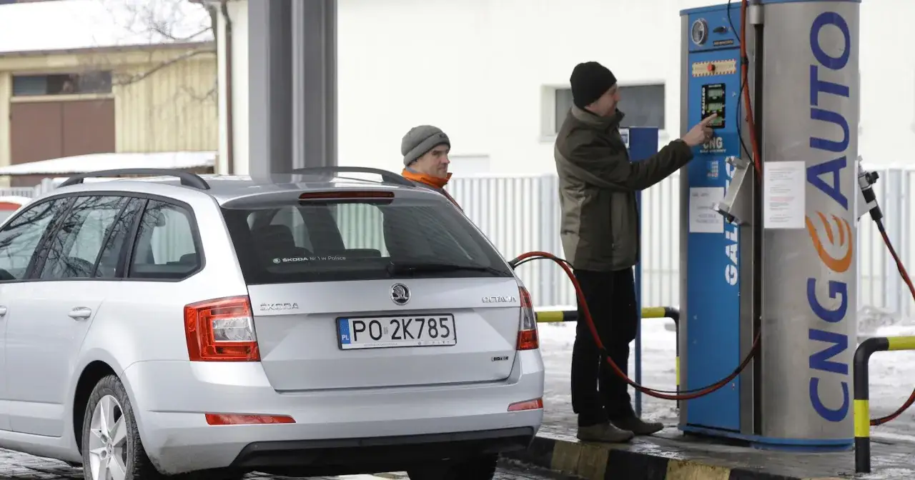 Mężczyzna tankuje samochód na stacji CNG. To ekologiczne paliwo, które jest tańsze od benzyny.