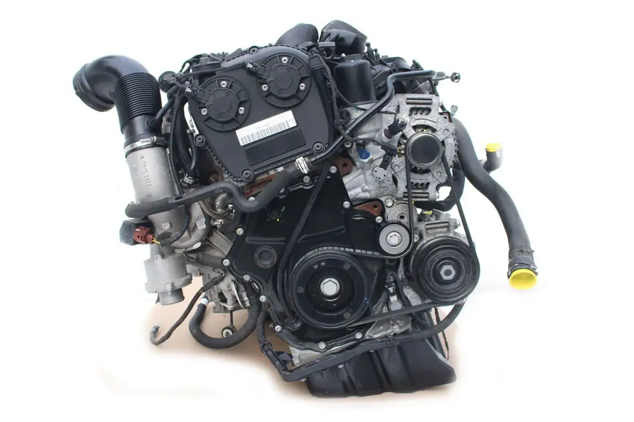 Silnik 2.0 TFSI z turbosprężarką, gotowy do montażu.
