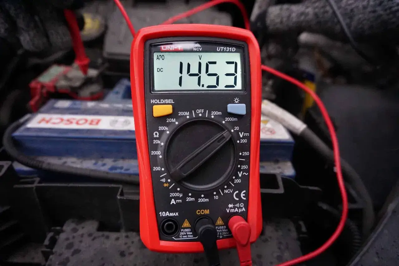 Multimetr pokazuje 14.53V, co jest kluczowe, by sprawdzić alternator.