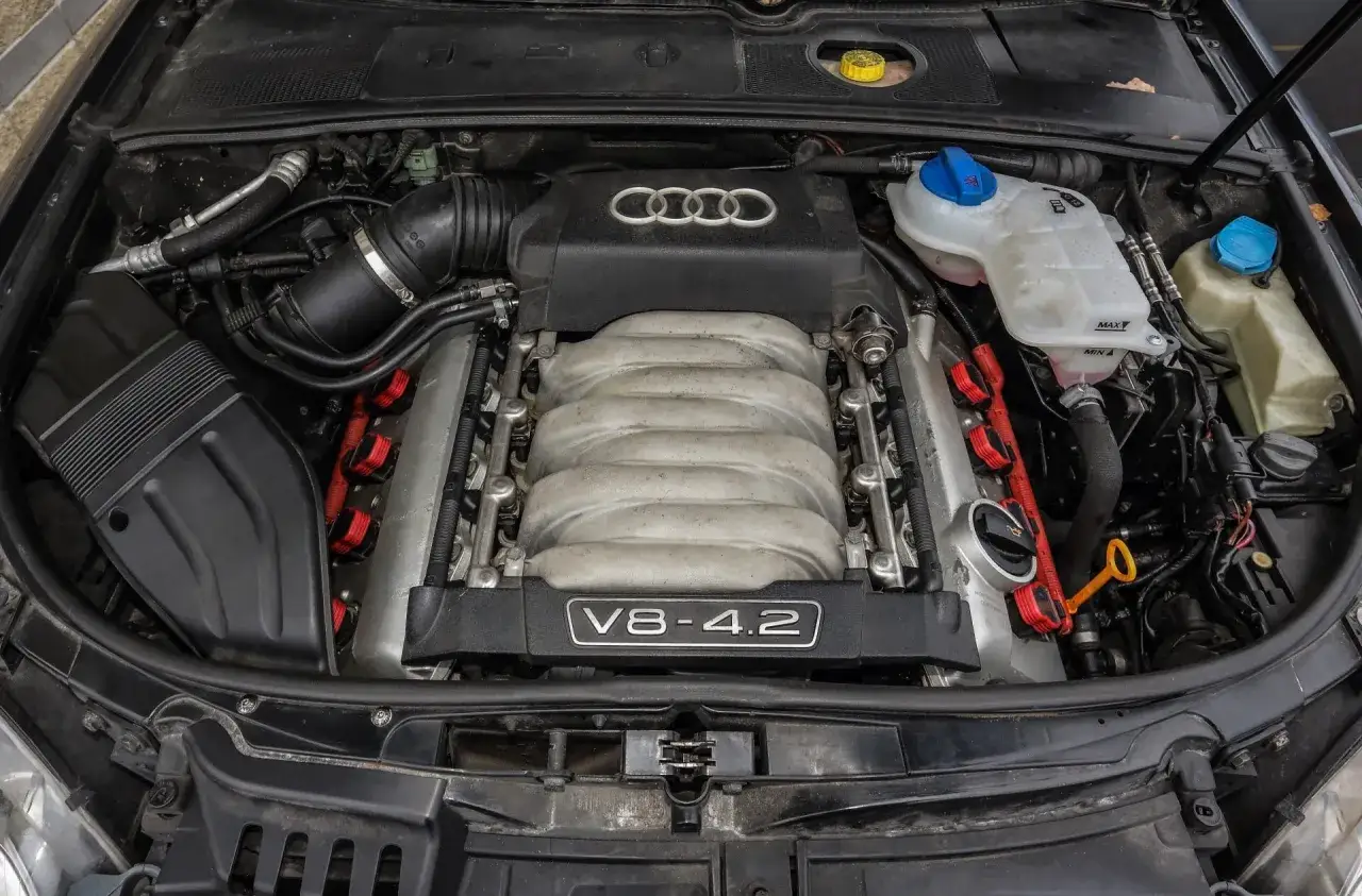 Silnik V8-4.2 Audi, klasyczny silnik wolnossący, gotowy do pracy.